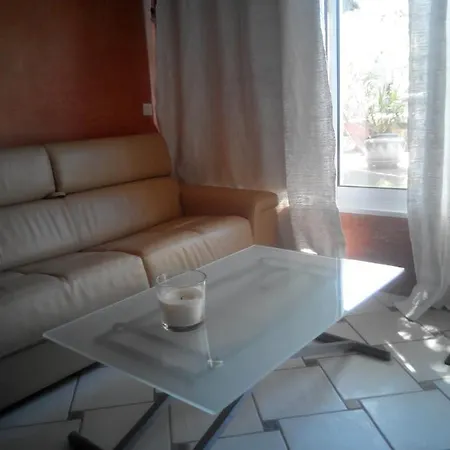 Guest house Logement Prive Sur Jardin Ensoleille *